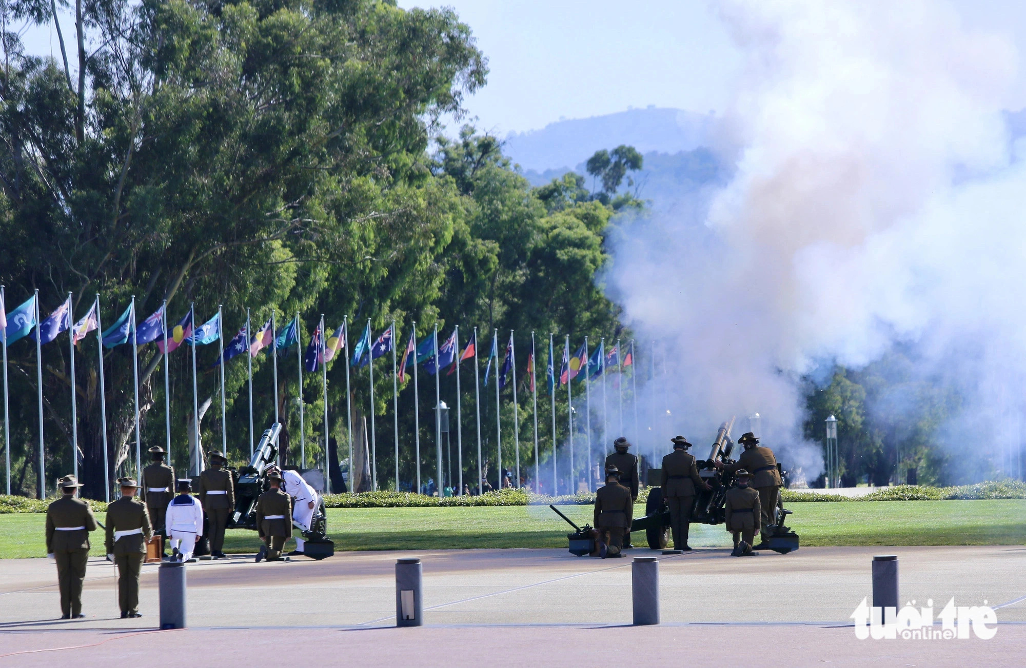 Australia gives a 19-gun salute to Vietnamese Prime Minister Pham Minh Chinh and his spouse at a ceremony held in Canberra,  March 7, 2024. Photo: Duy Linh / Tuoi Tre