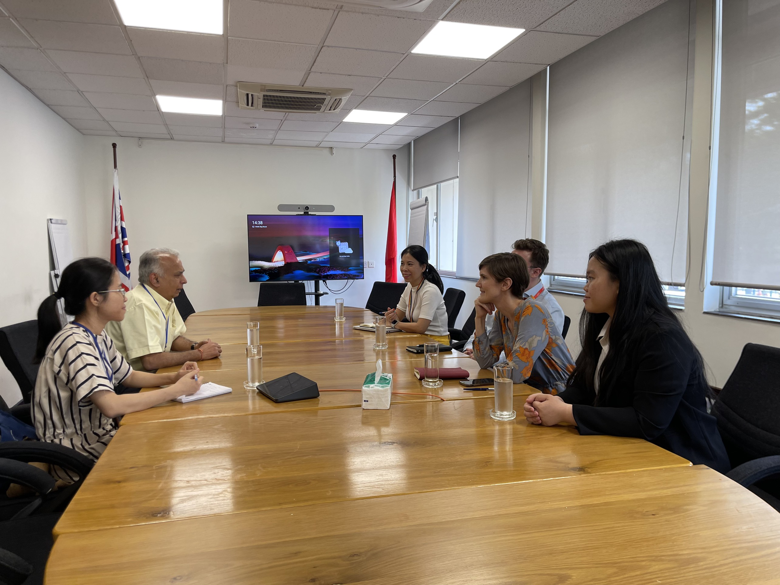Nguyen Thi Truc Ly joins a discussion with Nisai Global School from the UK. Photo: UK Consulate General