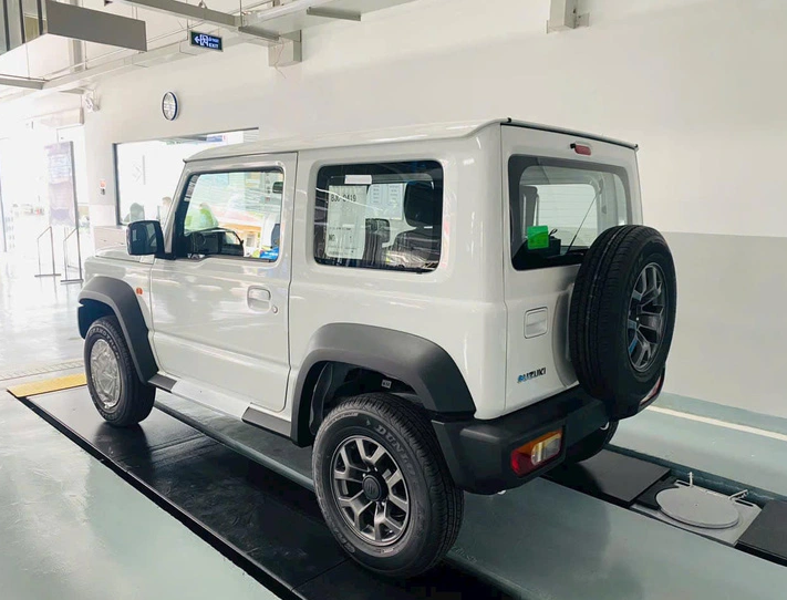 The Suzuki Jimny features LED projector headlights and each wheel of the car has a 15-inch disc. The one-tone-color version comes in white, silver, black, gray, pearl, and moss green. Photo: Facebook