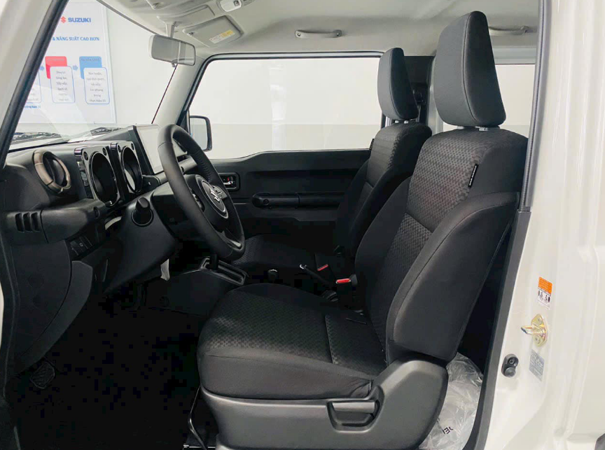 The interior of the Suzuki Jimny, which features a seven-inch screen, Bluetooth connections, a satellite navigation system, and a single-zone automatic vehicle climate control system. Photo: Facebook