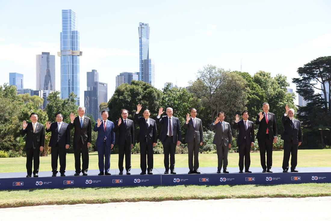 Prime Minister Pham Minh Chinh (2nd, L) and leaders of Australia, ASEAN and Timor Leste took photos before the retreat session of the ASEAN-Australia Special Summit in Melbourne, Australia on March 6, 2024. Photo: Duong Giang / Tuoi Tre