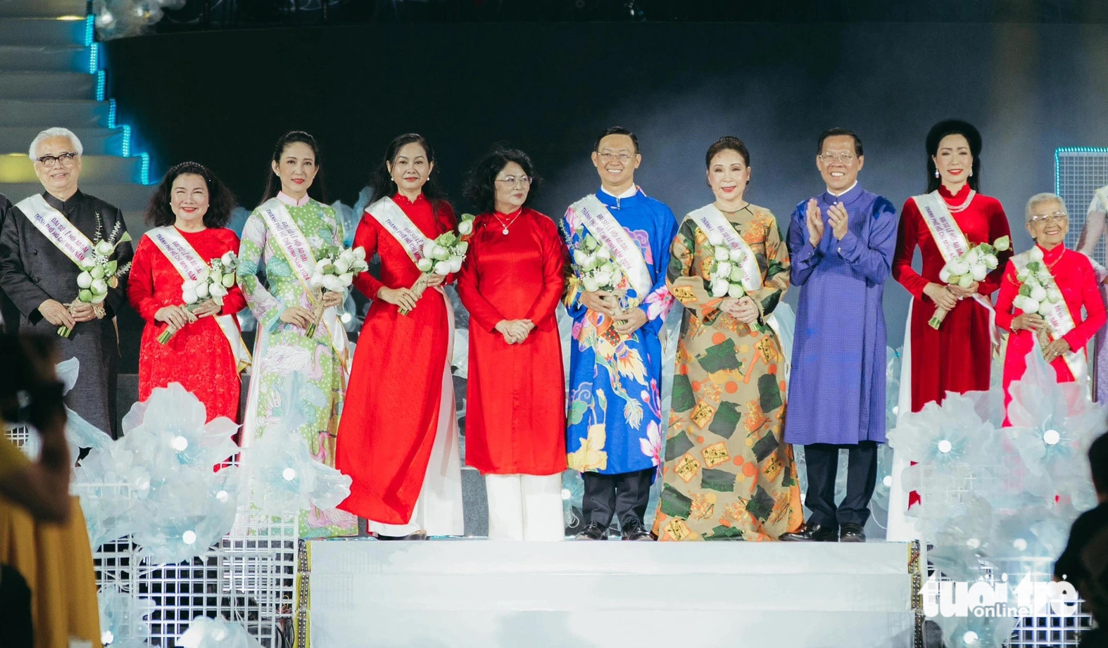 Chairman Phan Van Mai (R, 3rd) of the Ho Chi Minh City People’s Committee presents gratitude flowers to the 2024 Ho Chi Minh City Ao Dai Festival ambassadors during the opening night, March 7, 2024. Photo: Thanh Hiep / Tuoi Tre
