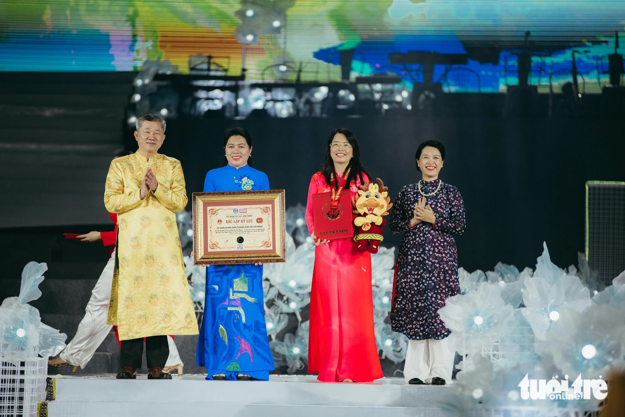 The Vietnam Records Organization grants the record of ‘The most continuously held Ao Dai Festival in Vietnam’ to the 2024 Ho Chi Minh City Ao Dai Festival during the opening night, March 7, 2024. Photo: Thanh Hiep / Tuoi Tre