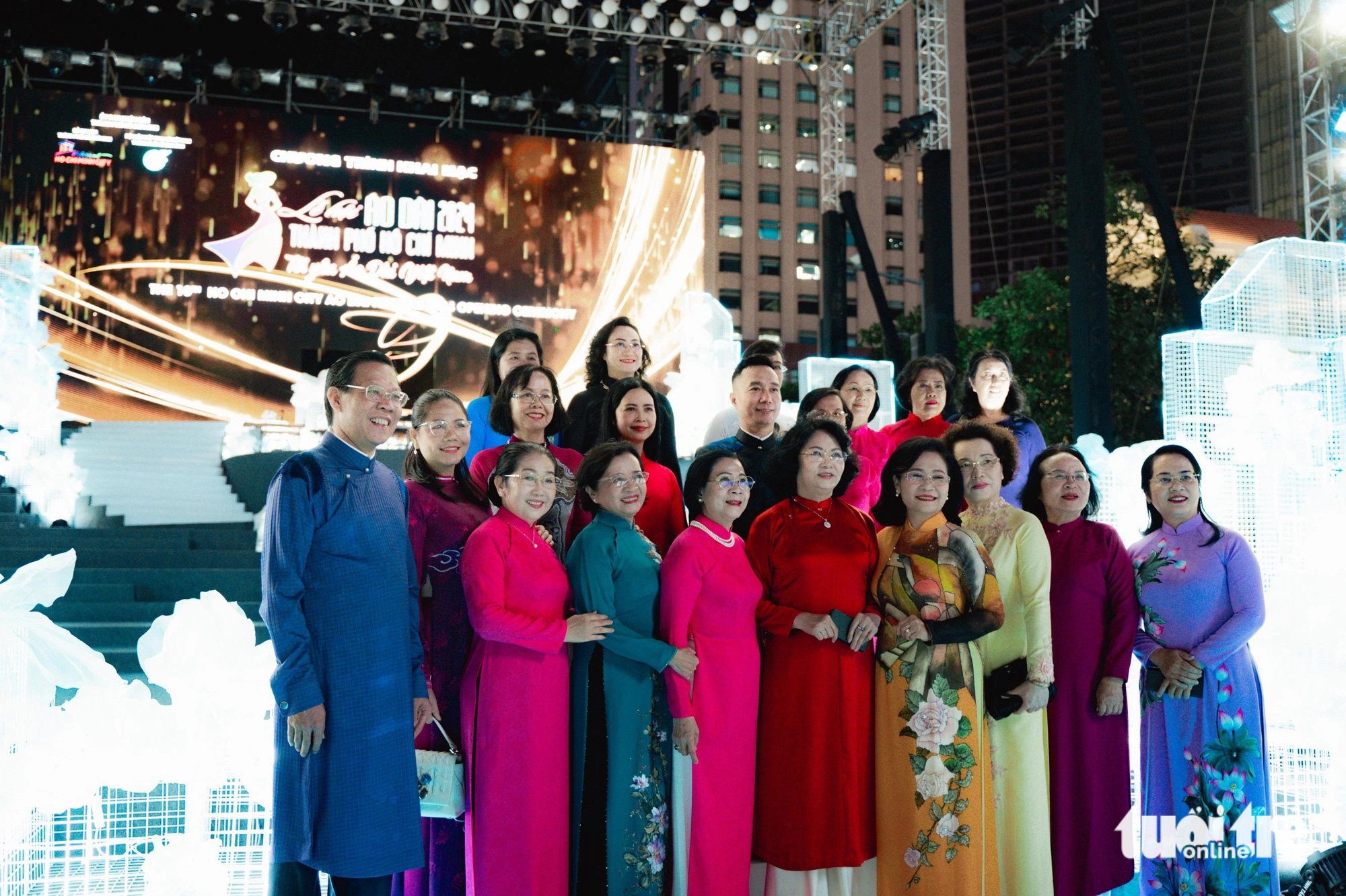 Chairman Phan Van Mai (L) of the Ho Chi Minh City People’s Committee poses for a photo with the 2024 Ho Chi Minh City Ao Dai Festival ambassadors during the opening night, March 7, 2024. Photo: Thanh Hiep / Tuoi Tre