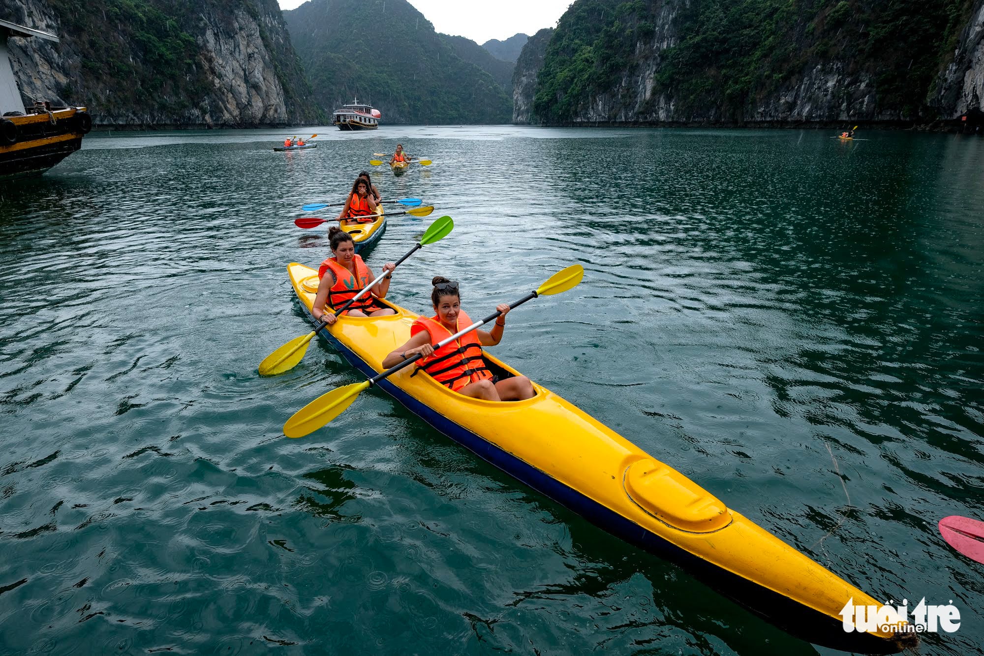 Tourists kayak at Lan Ha Bay in northern Vietnam. Photo: Nam Tran / Tuoi Tre
