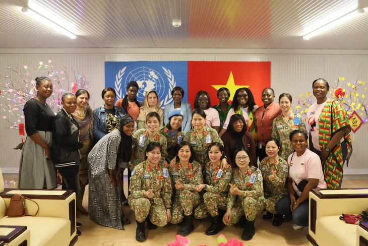 Female Vietnamese peacekeeping soldiers pose for a photo with women representatives from agencies of the UN Interim Security Force for Abyei (UNISFA) Mission in Africa on March 7, 2024. Photo: Vietnamese sapper unit at (UNISFA) Mission