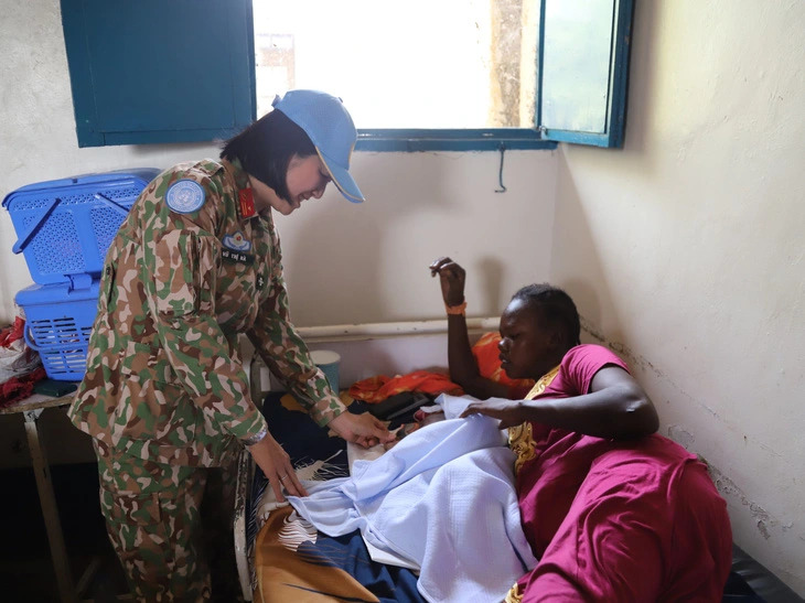A female Vietnamese peacekeeping soldier visits and offers colostrum to a woman with a newborn at the Abyei, Africa, on March 7, 2024. Photo: Vietnamese sapper unit at (UNISFA) Mission
