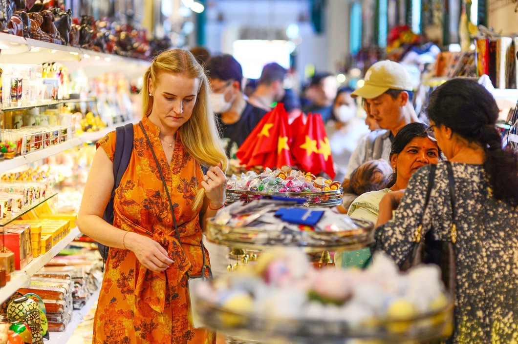 Foreign tourists buy souvenirs at the Saigon Central Post Office in Ho Chi Minh City. Photo: Q.D. / Tuoi Tre
