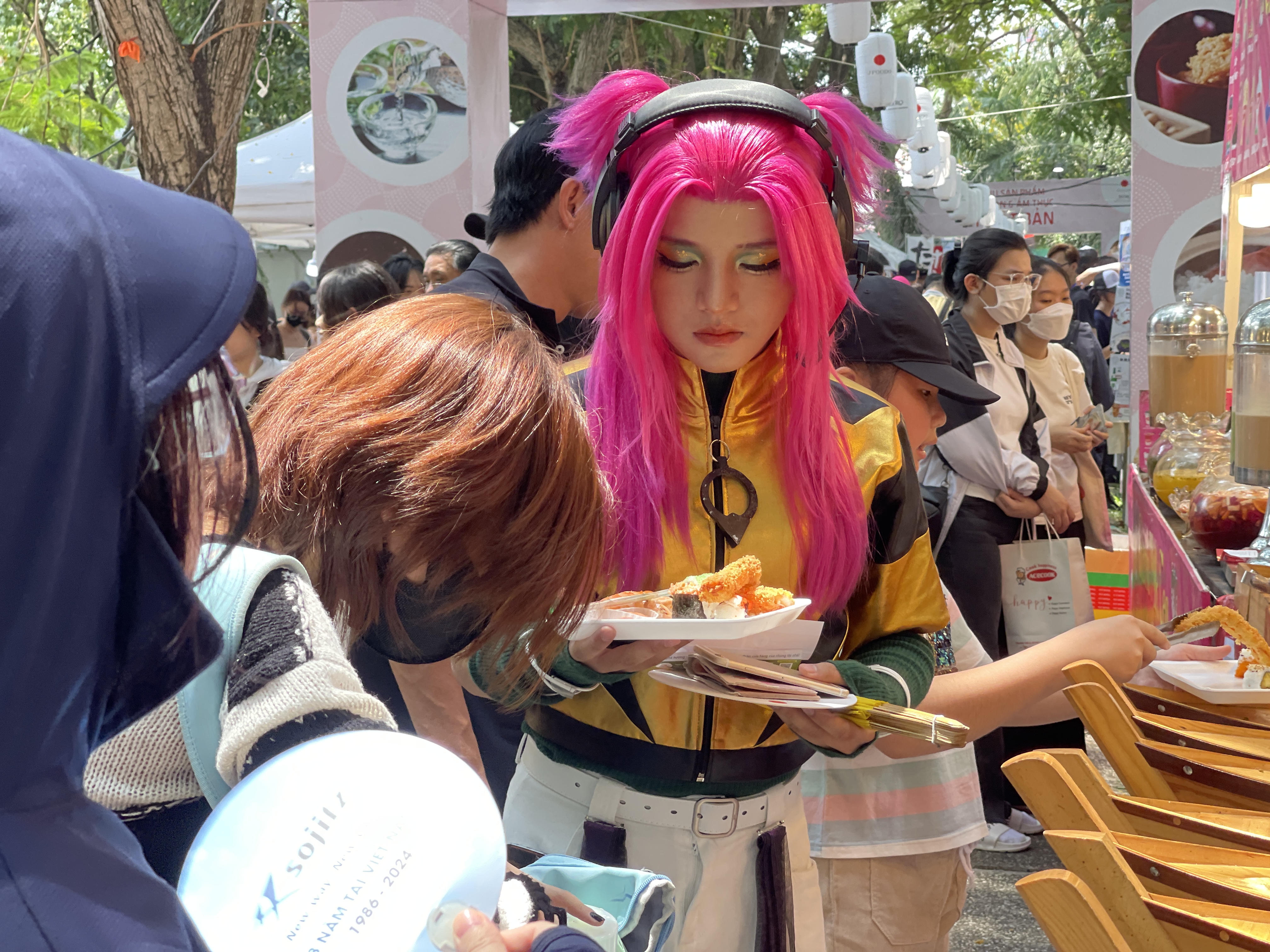 A cosplayer buys maki sushi rolls from a booth at the 2024 Japan Vietnam Festival in Ho Chi Minh City on March 9, 2024. Photo: Dong Nguyen / Tuoi Tre News