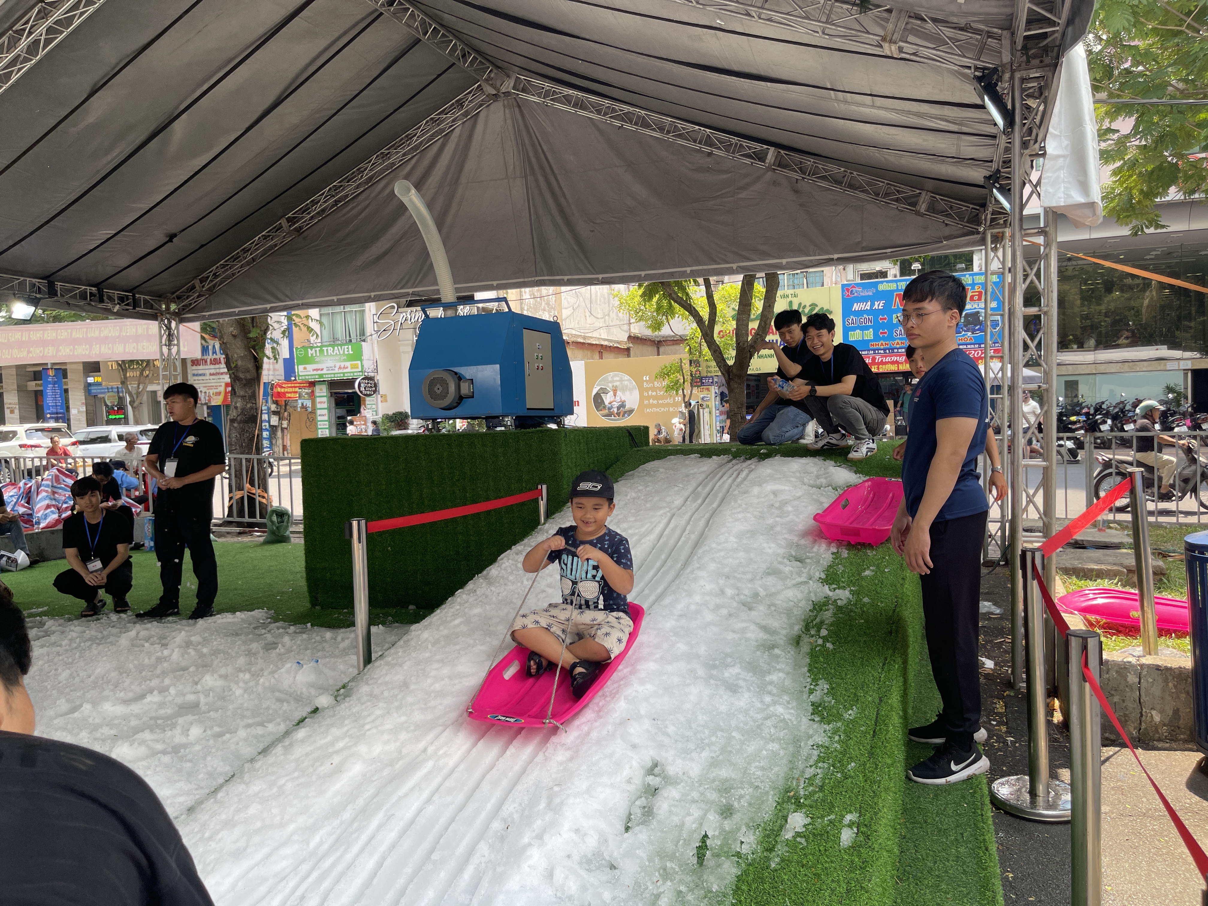 A kid plays at the snow area at the 2024 Japan Vietnam Festival in Ho Chi Minh City on March 9, 2024. Photo: Dong Nguyen / Tuoi Tre News