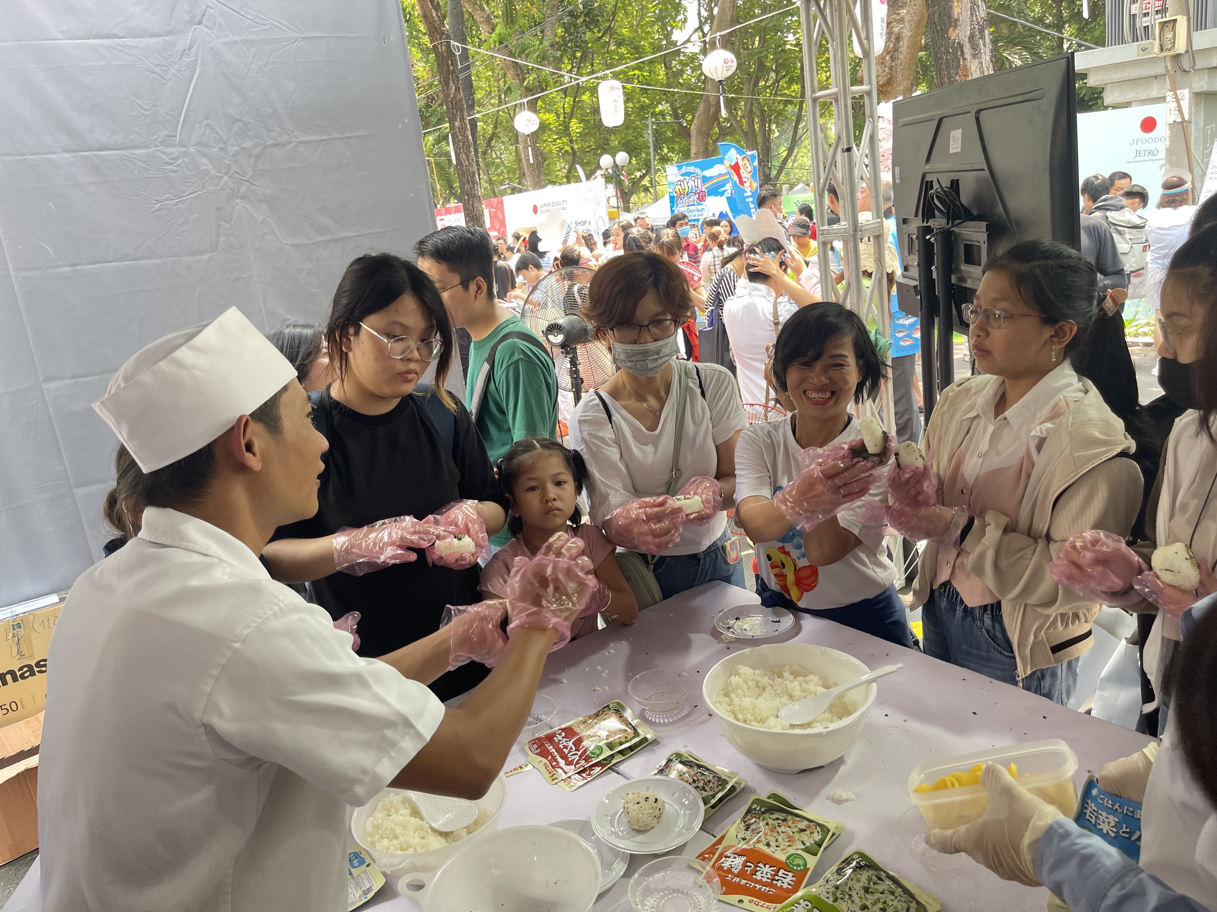 A chef instructs visitors to make Japanese compressed rice onigiri at the 2024 Japan Vietnam Festival in Ho Chi Minh City on March 9, 2024. Photo: Dong Nguyen / Tuoi Tre News