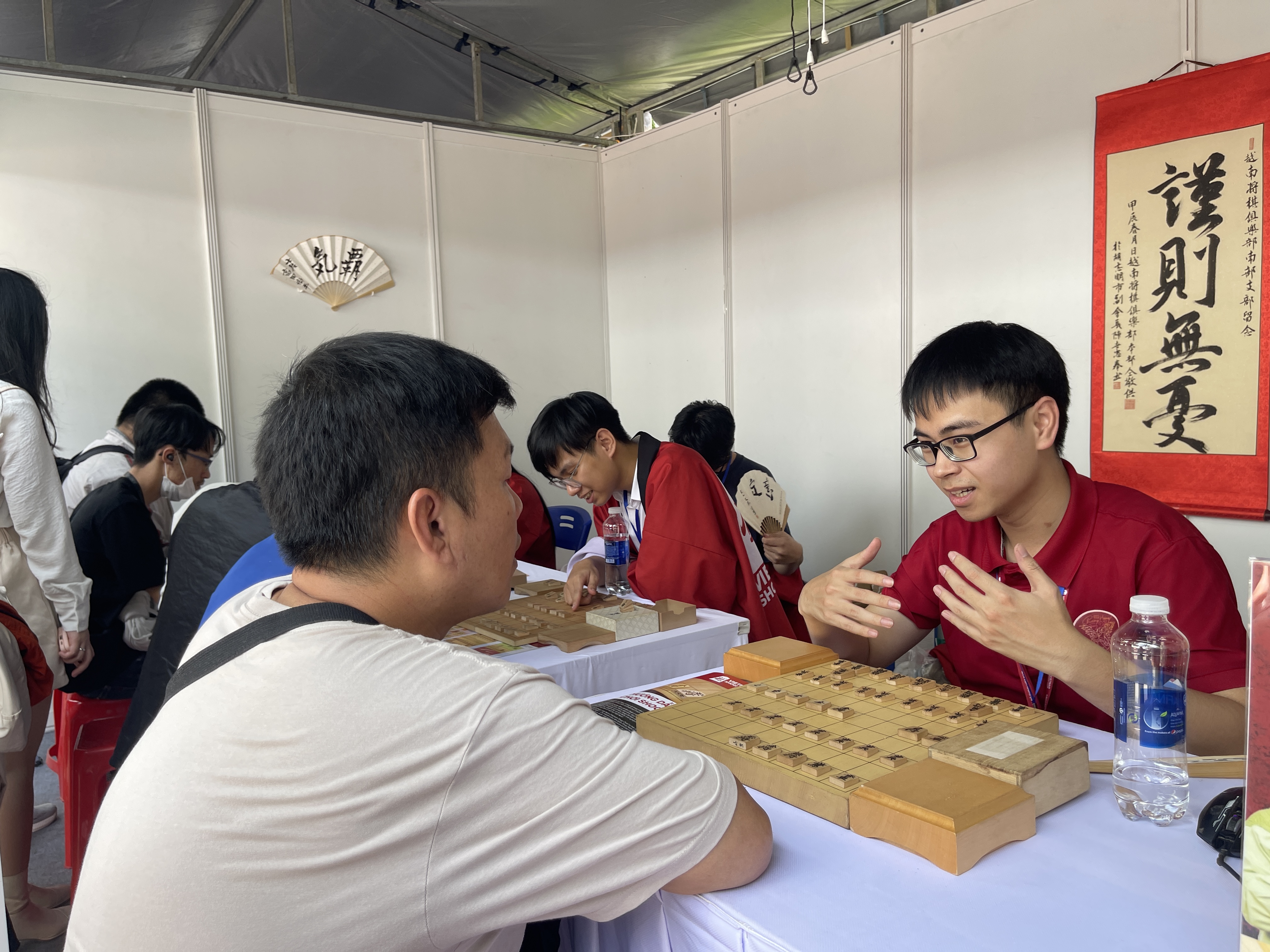 A staff instructs a vistor to play Japanese chess shogi at the 2024 Japan Vietnam Festival in Ho Chi Minh City on March 9, 2024. Photo: Dong Nguyen / Tuoi Tre News