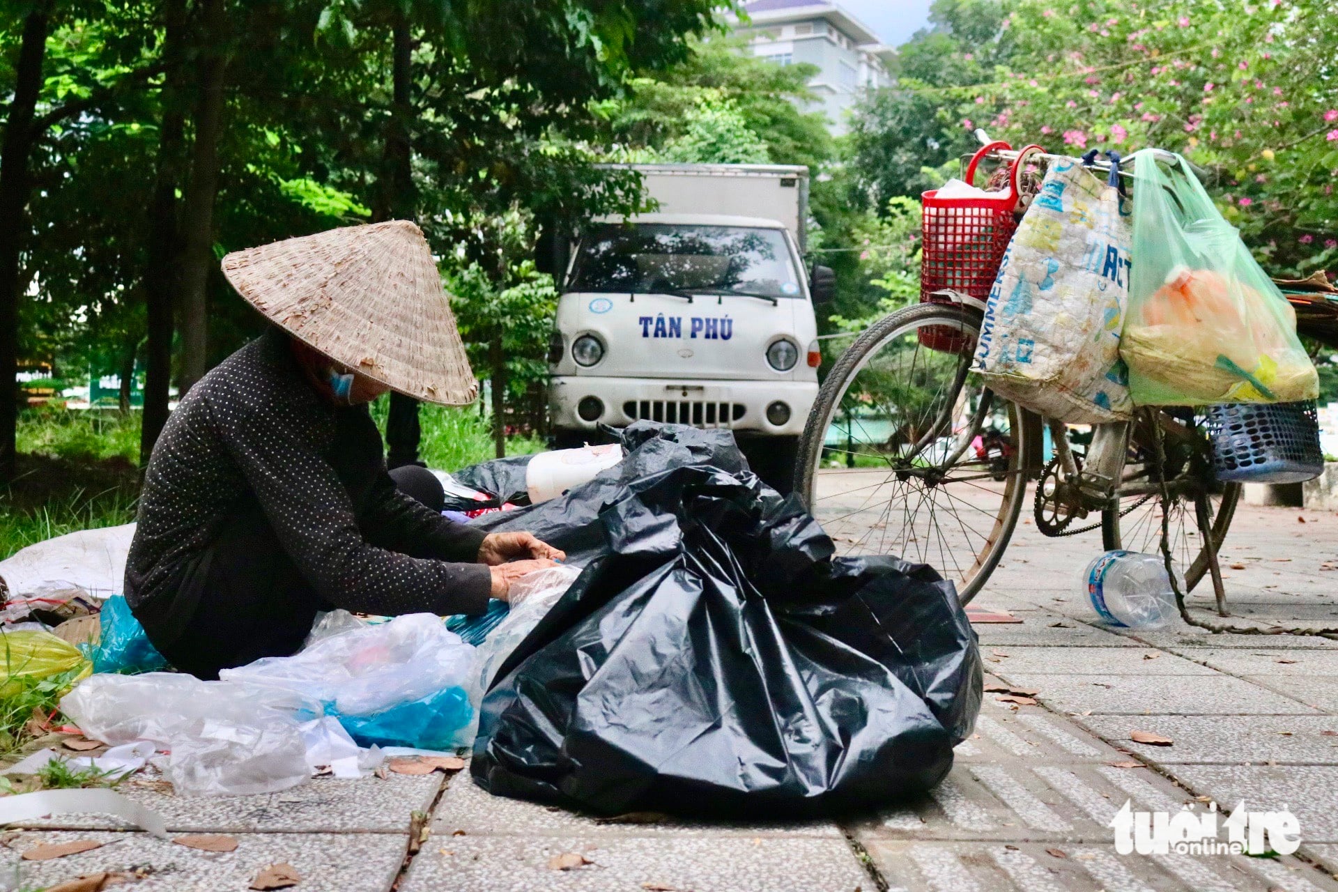 Stakeholders discuss raising awareness, promoting role of waste pickers in Vietnam