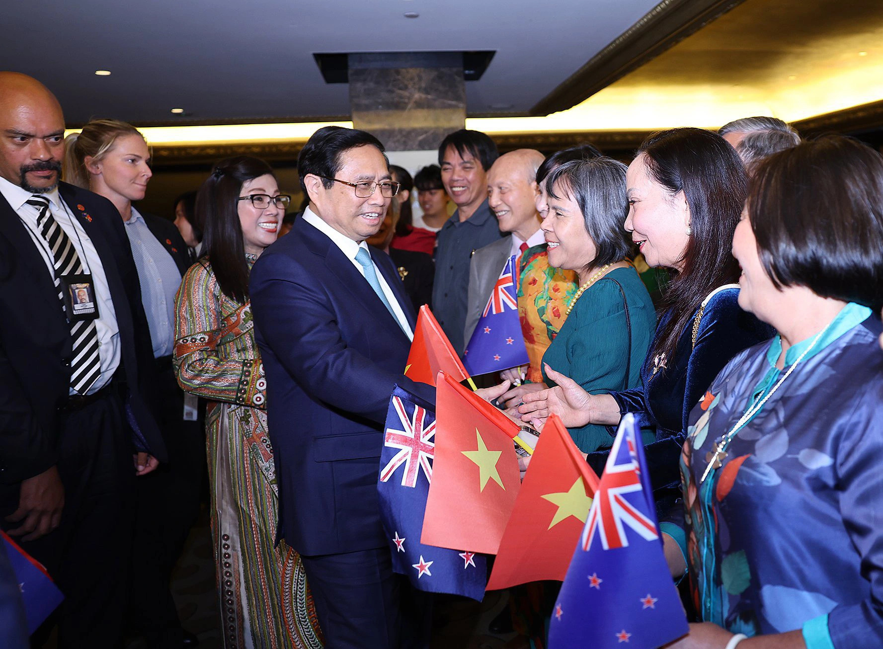 Vietnamese people in New Zealand welcome Vietnamese Prime Minister Pham Minh Chinh and his spouse, New Zealand, March 9, 2023. Photo: Duong Giang