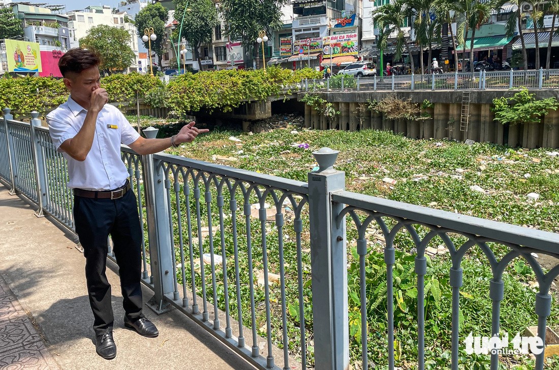 Mai Thanh Liem, a 37-year-old resident in Tan Binh District, Ho Chi Minh City, says that the garbage emits unpleasant odor, affecting the lives of locals and the landscapes along the canal. Photo: Chau Tuan / Tuoi Tre