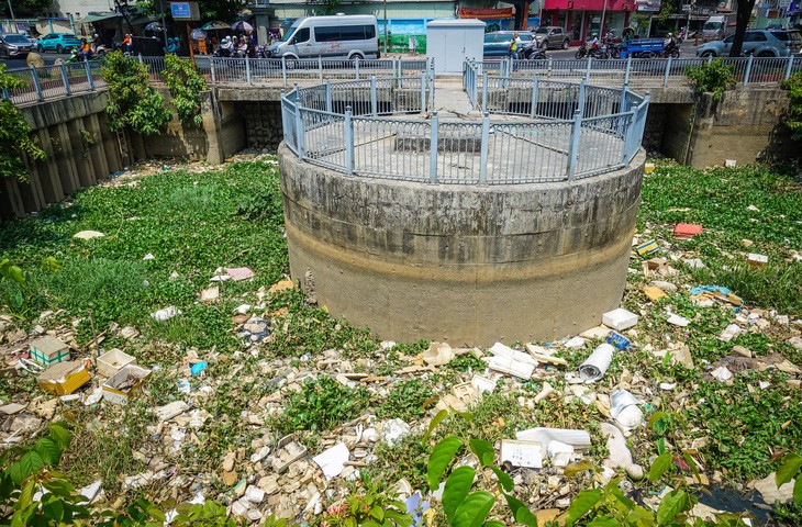 The canal is filled with a large amount of garbage. Photo: Nguyen Cong Thanh / Tuoi Tre