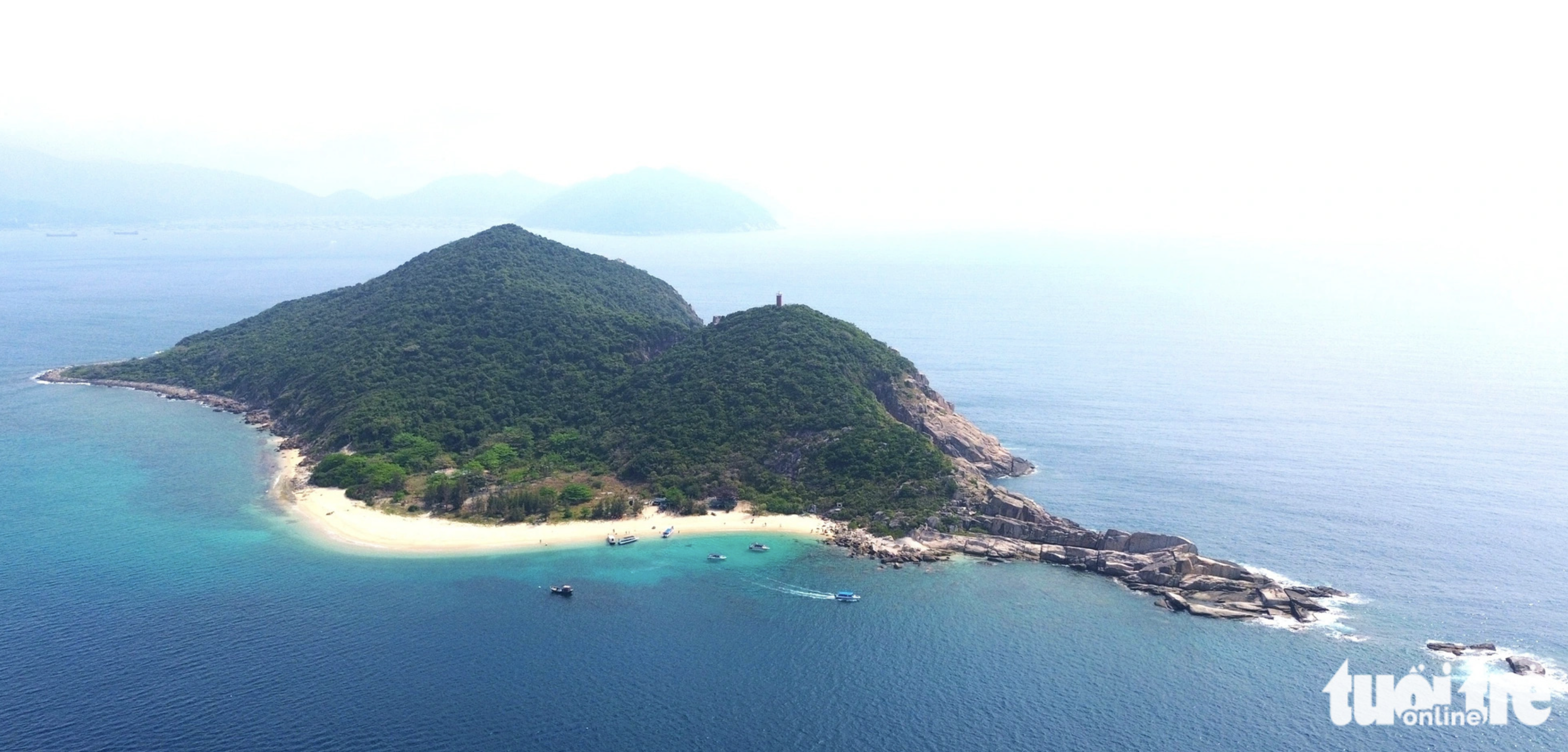 A bird’s eye view of Hon Nua Island off Phu Yen and Khanh Hoa Provinces, south-central Vietnam. The island is in the shape of a dinosaur. Photo: Nguyen Hoang / Tuoi Tre