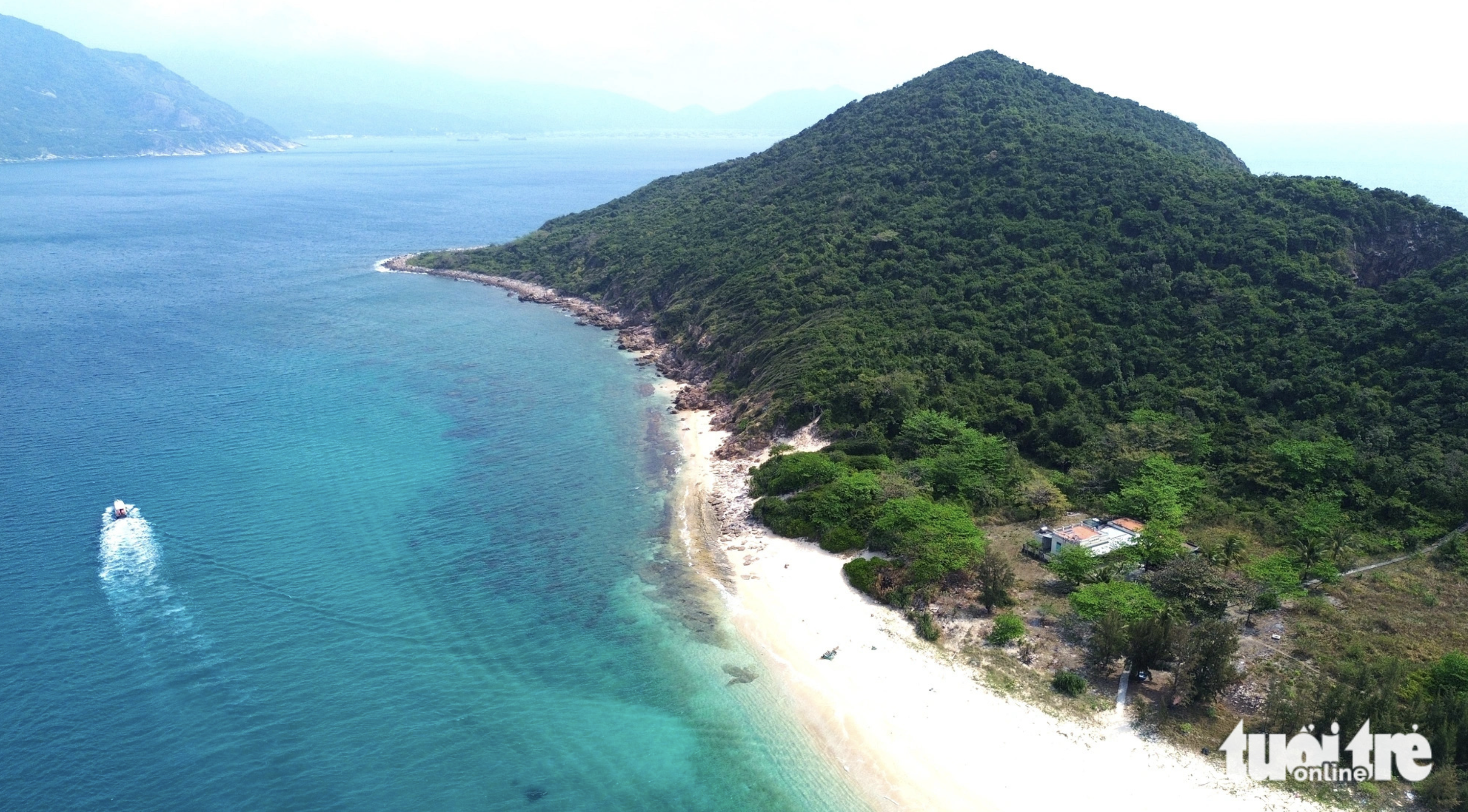The northern part of Hon Nua Island belongs to Phu Yen Province, while its southern part is managed by Khanh Hoa Province. Photo: Nguyen Hoang / Tuoi Tre