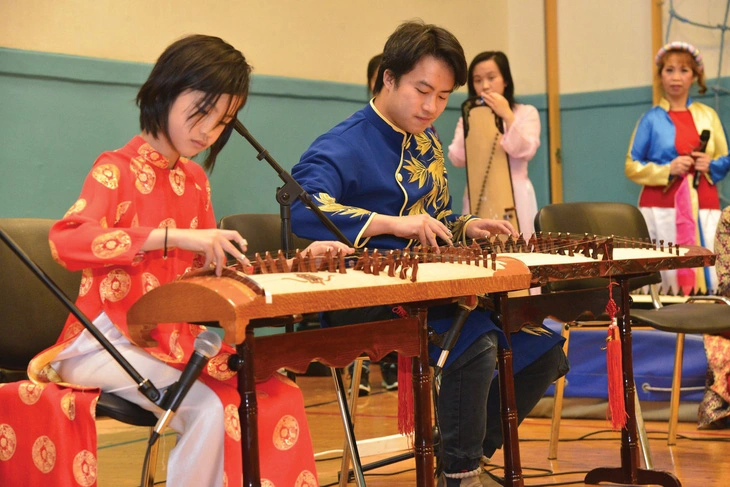 Quynh Vy (L) and Tin Tin, two members of the Phuong Ca Norway club, perform the song 'Mua thu que huong' (The Hometown's Autumn). Photo: Supplied