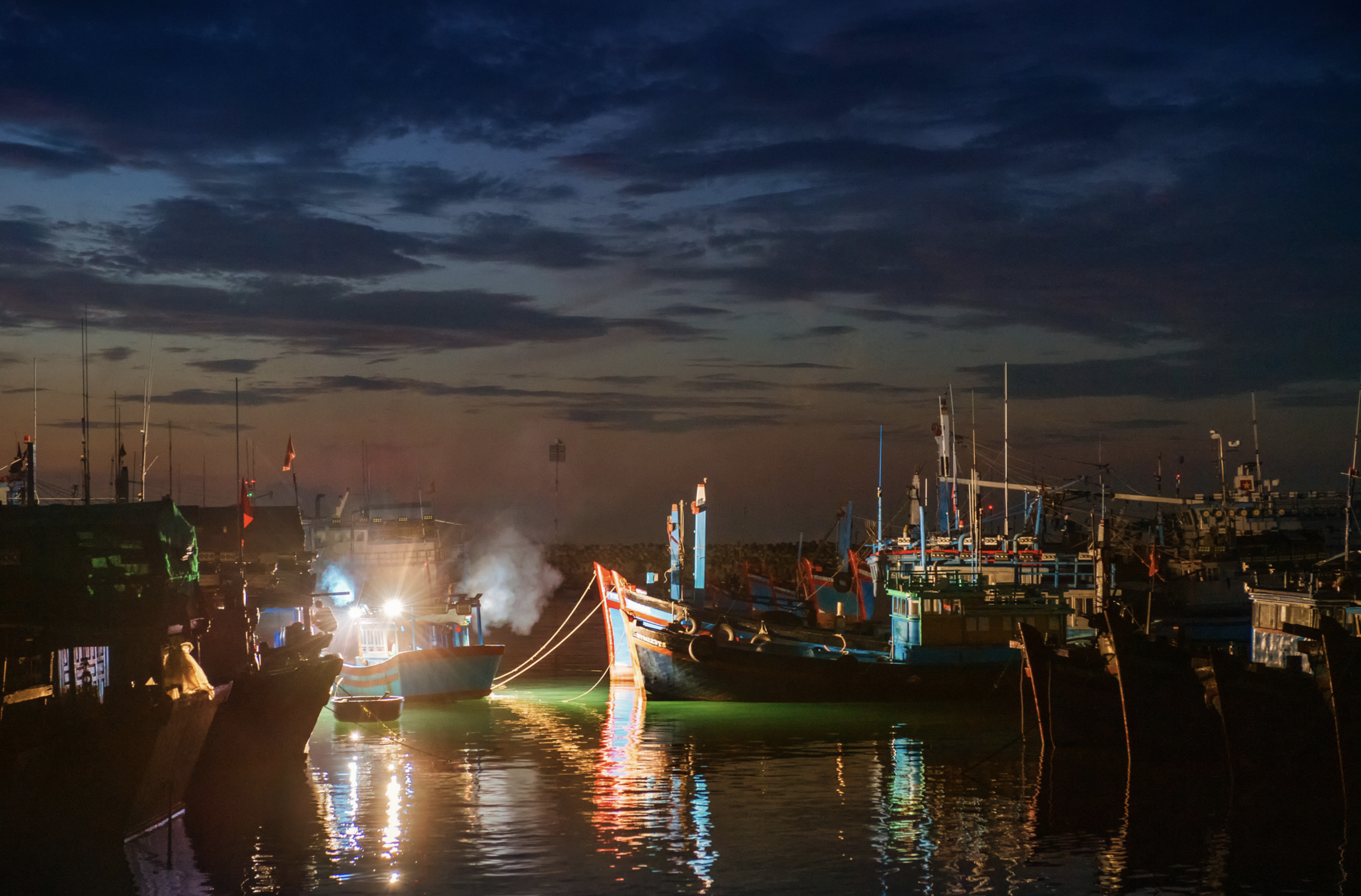 Fishing port in south-central Vietnam buzzes at dawn