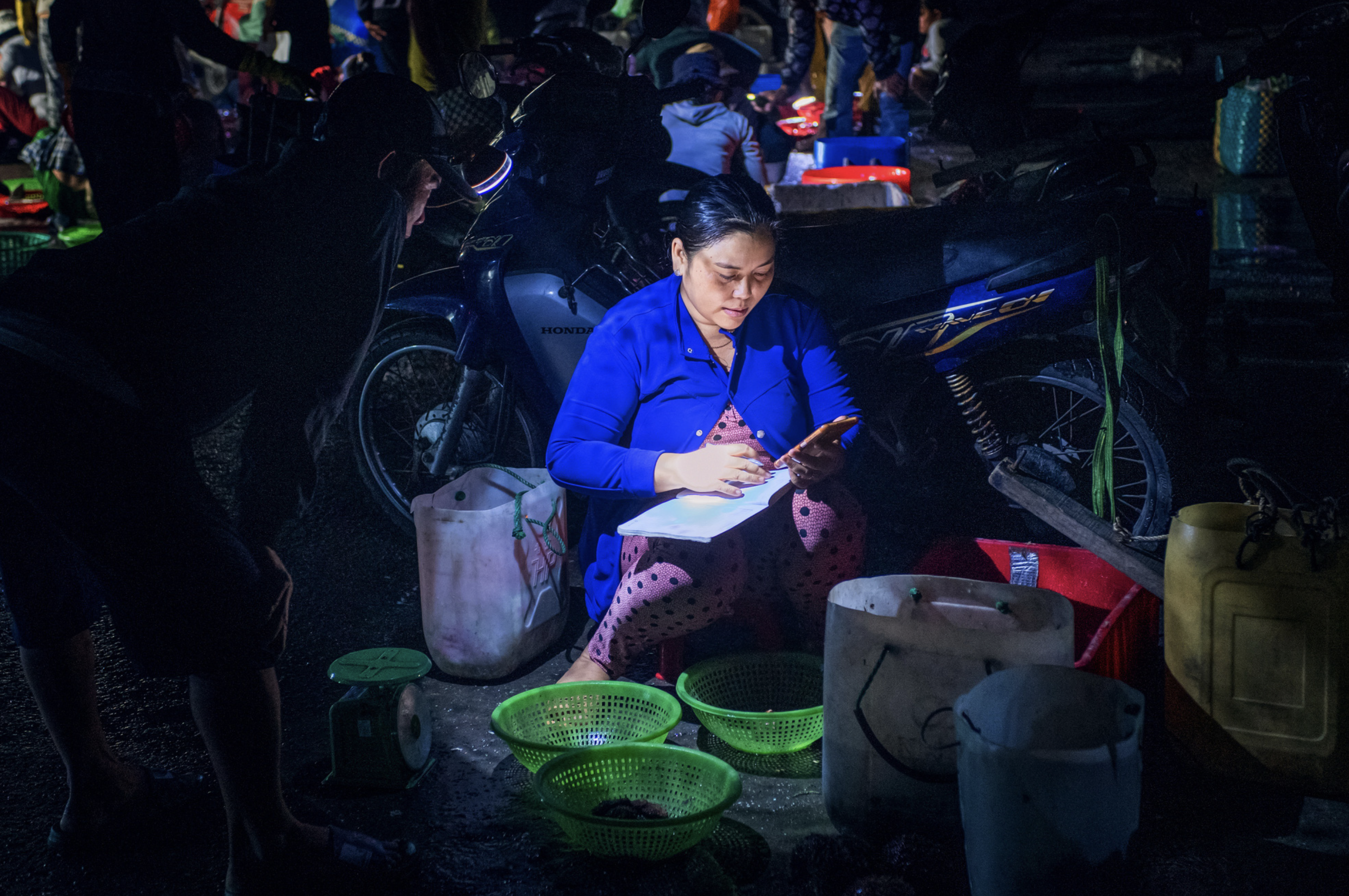 Seafood traders are present at My Tan Fishing Port at 3:00 am to wait for the harvest of fishing boats. Photo: Ly Hoang Long / Tuoi Tre
