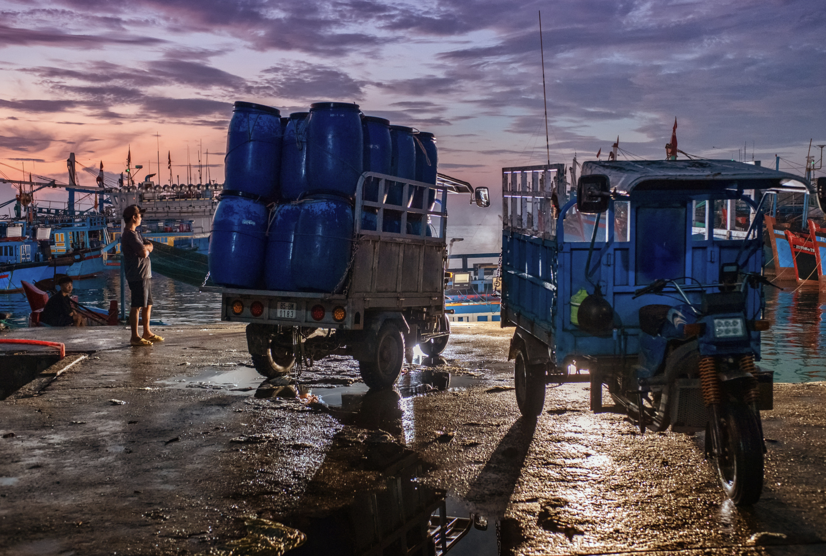Three-wheel vehicles are ready to transport fish caught by fishing boats to wet markets in Ninh Thuan Province, south-central Vietnam, and other neighboring provinces. Photo: Ly Hoang Long / Tuoi Tre