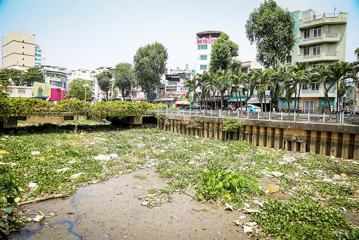 The canal is filled with a large amount of garbage. Photo: Phuong Quyen / Tuoi Tre