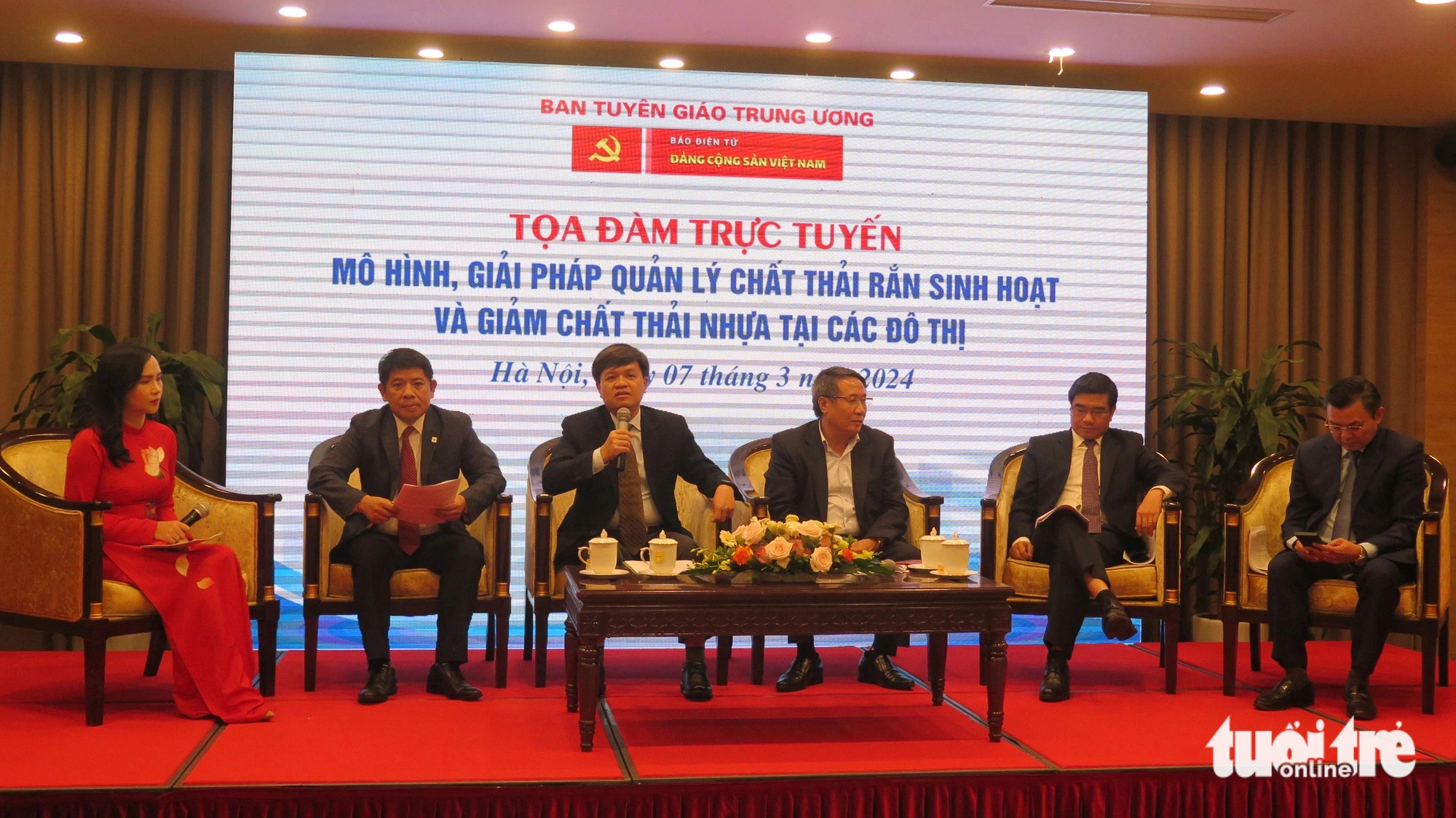 Guest speakers join a Q&A session at the conference, Hanoi, March 7, 2024. Photo: Quang The / Tuoi Tre