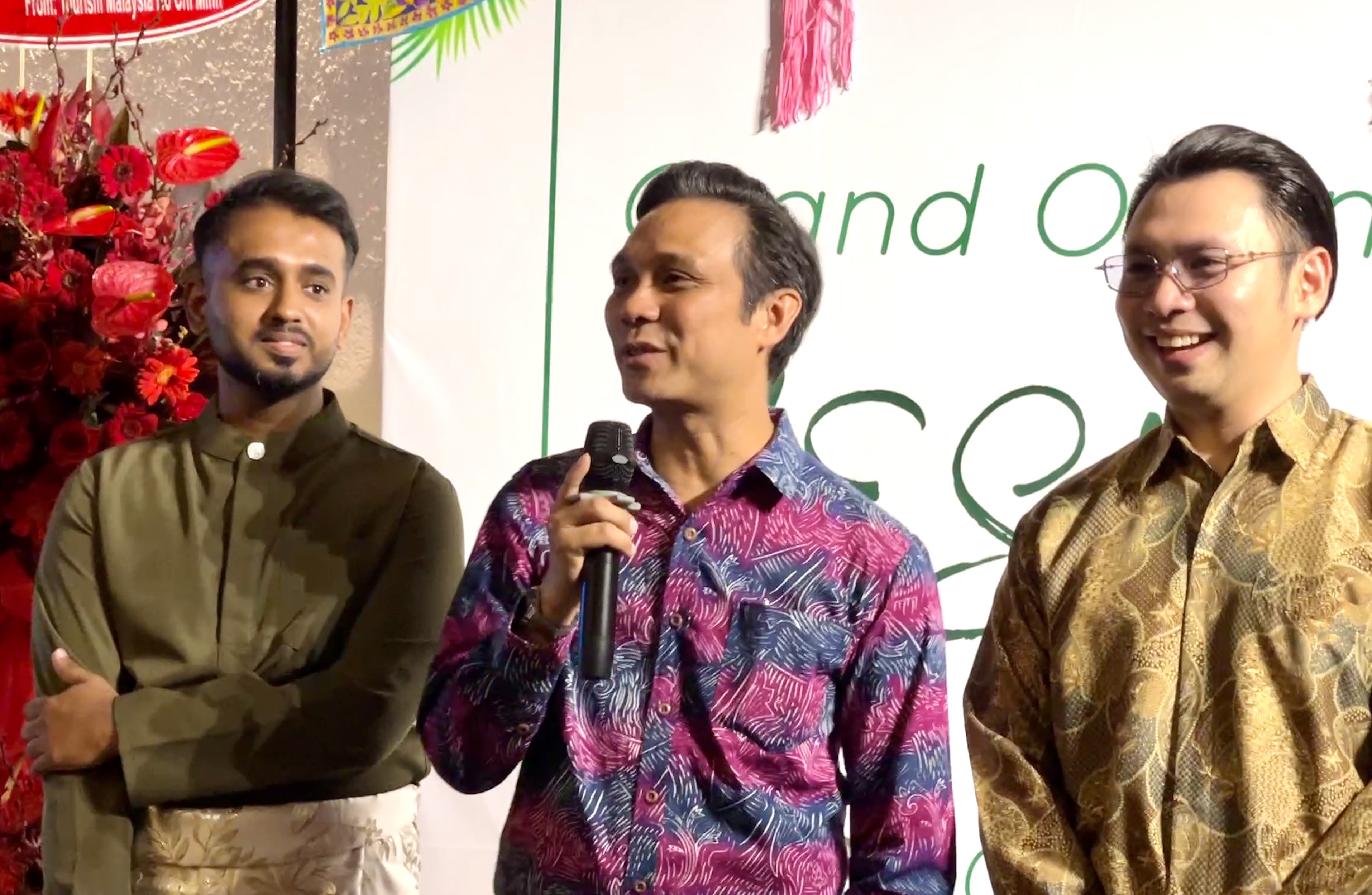 (Left to right) Chef Eden Daus, Consul General of Malaysia Firdauz Bin Othman and Vietnamese chef Tommy Tran at the opening ceremony of Lesung restaurant on March 9, 2023. Photo: Dong Nguyen / Tuoi Tre News