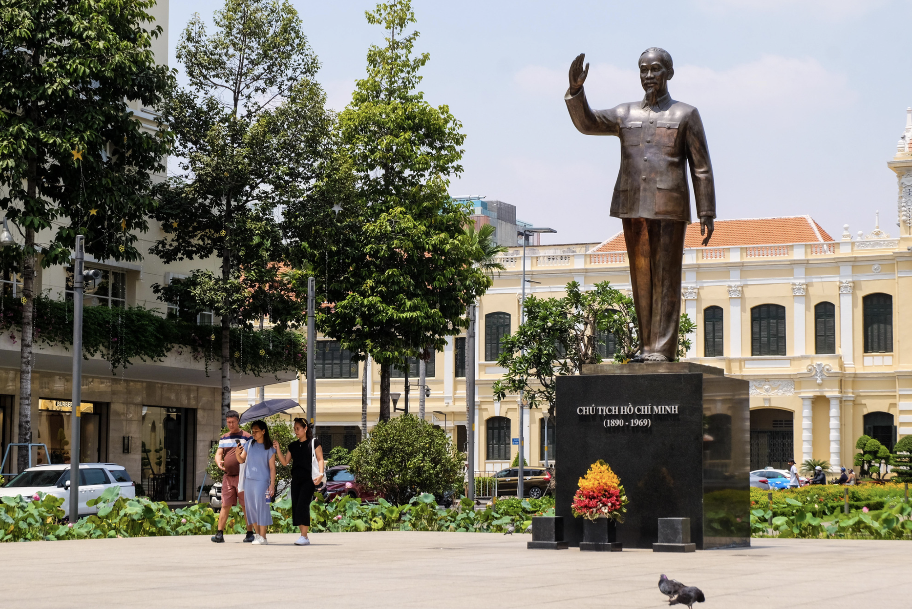 The bronze statue of late President Ho Chi Minh at the park in front of the office building of the Ho Chi Minh City People’s Committee is 7.2 meters high. Photo: Phuong Nhi / Tuoi Tre
