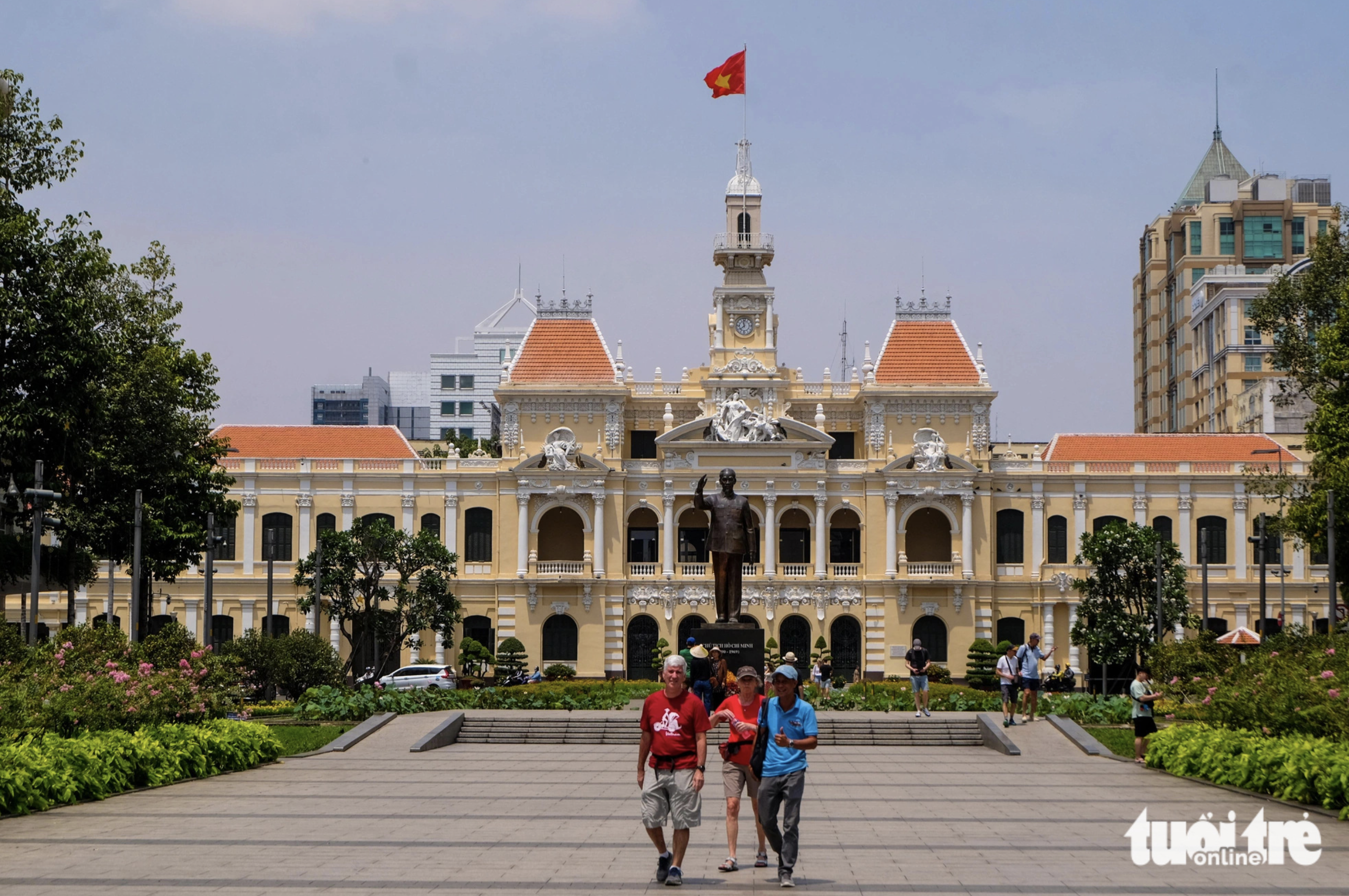Tourists are eager to explore the new look of the park in front of the office building of the Ho Chi Minh City People’s Committee. Photo: Phuong Nhi / Tuoi Tre