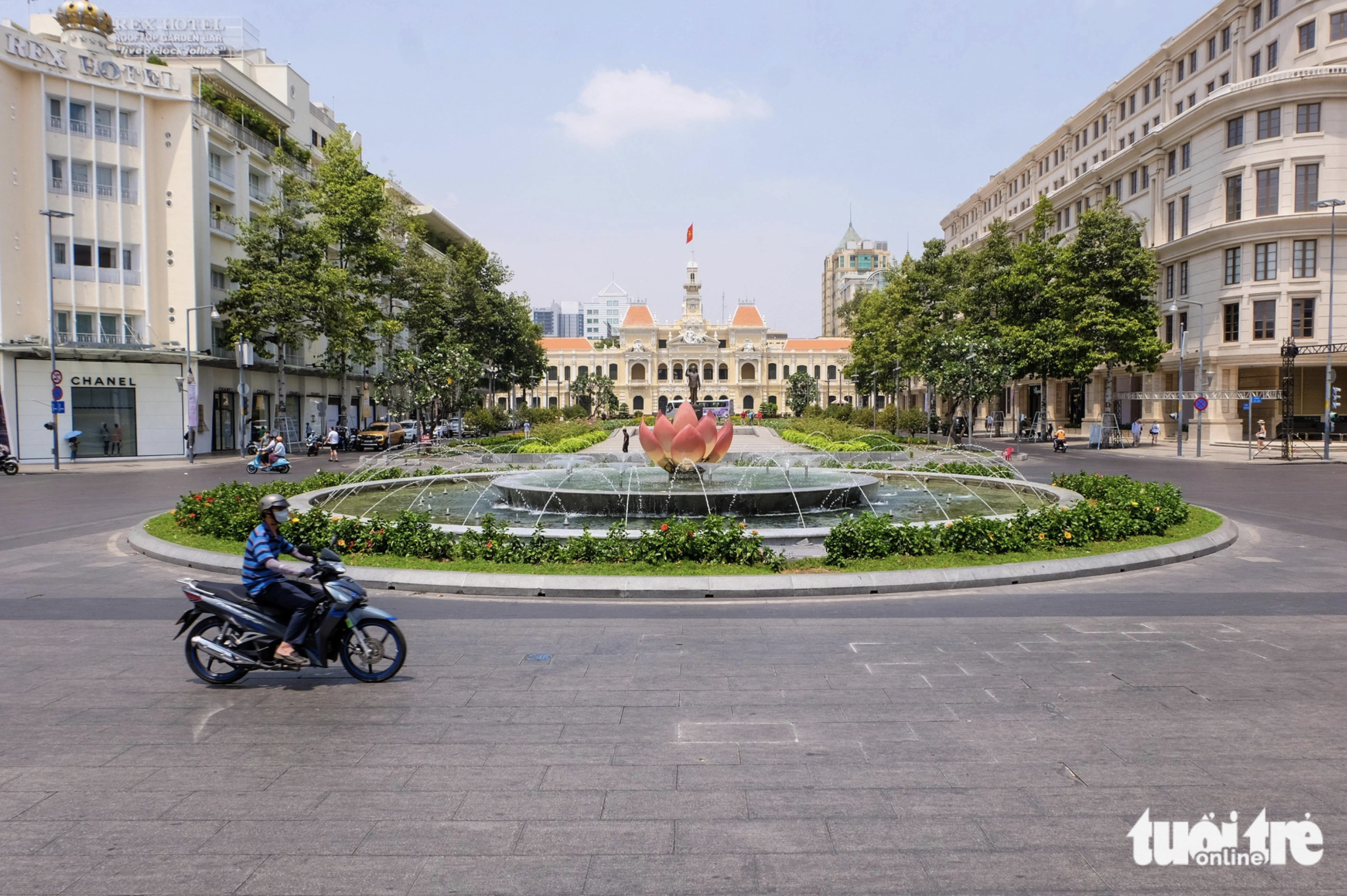 A distant view of the park in front of the office building of the Ho Chi Minh City People’s Committee. Photo: Phuong Nhi / Tuoi Tre