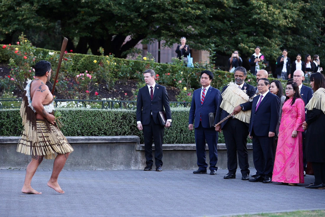 Vietnam’s Prime Minister Pham Minh Chinh and his spouse (front, 3rd and 2nd, R) are seen being welcomed with a traditional Maori ritual of New Zealand at a reception ceremony in Wellington on March 11, 2024. Photo: Nhat Bac / Tuoi Tre