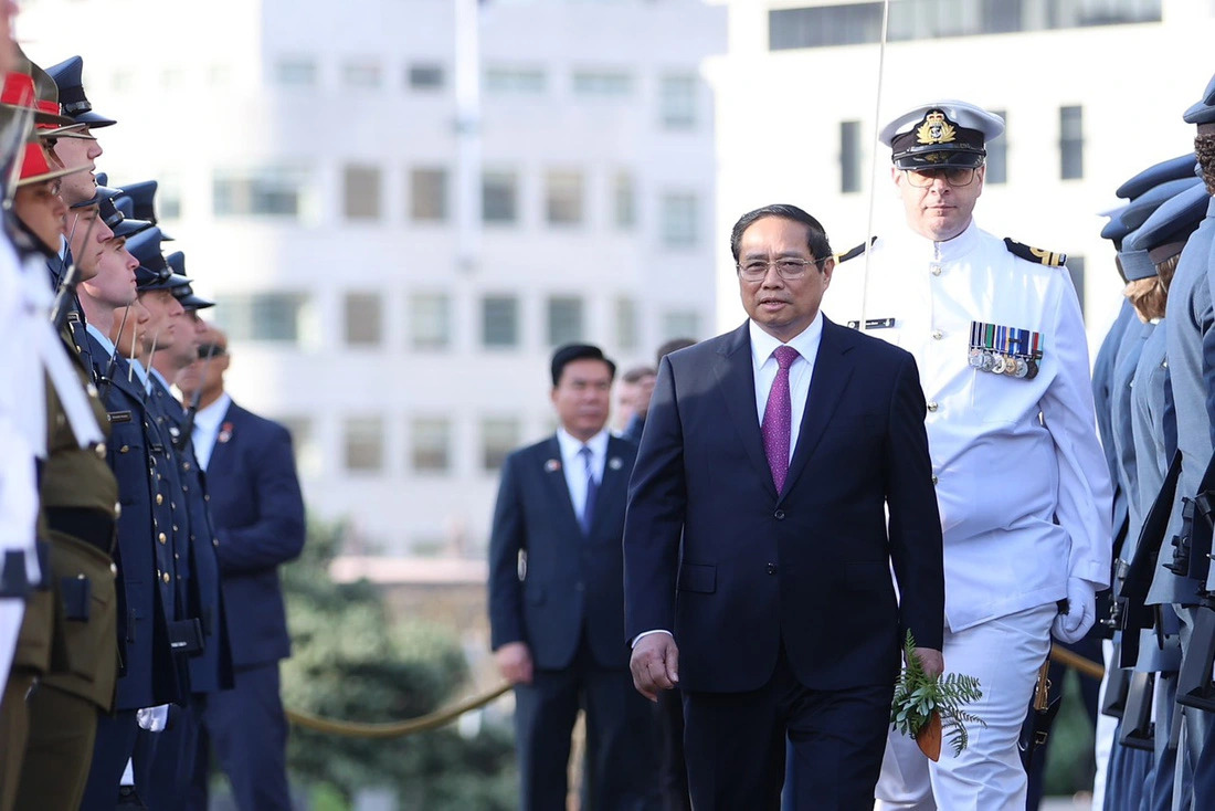 Visiting Prime Minister Pham Minh Chinh is greeted by a New Zealand honor guard at a welcome ceremony held in Wellington, New Zealand on March 11, 2024. Photo: Duy Linh / Tuoi Tre