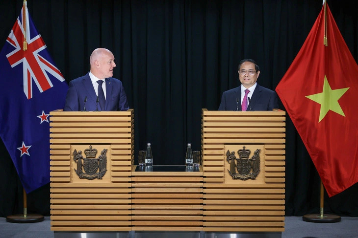 Vietnamese Prime Minister Pham Minh Chinh (R) and his New Zealand counterpart Christopher Luzon are seen at a press conference held after their talks in Wellington on March 11, 2024. Photo: Nhat Bac / Tuoi Tre