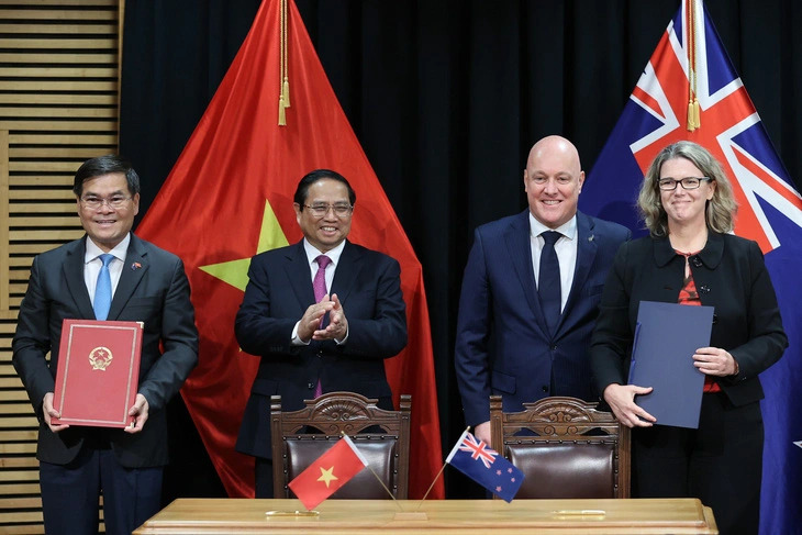 New Zealand Prime Minister Christopher Luzon (2nd, R) and his Vietnamese counterpart Pham Minh Chinh witness the signing of a cooperation document between the two countries in Wellington, New Zealand on March 11, 2024. Photo: Nhat Bac / Tuoi Tre