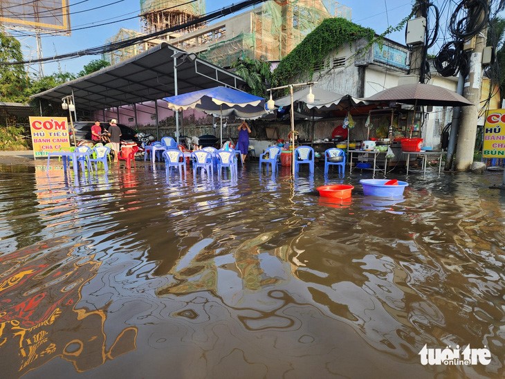 High tide submerges streets, houses in Vietnam’s Tien Giang