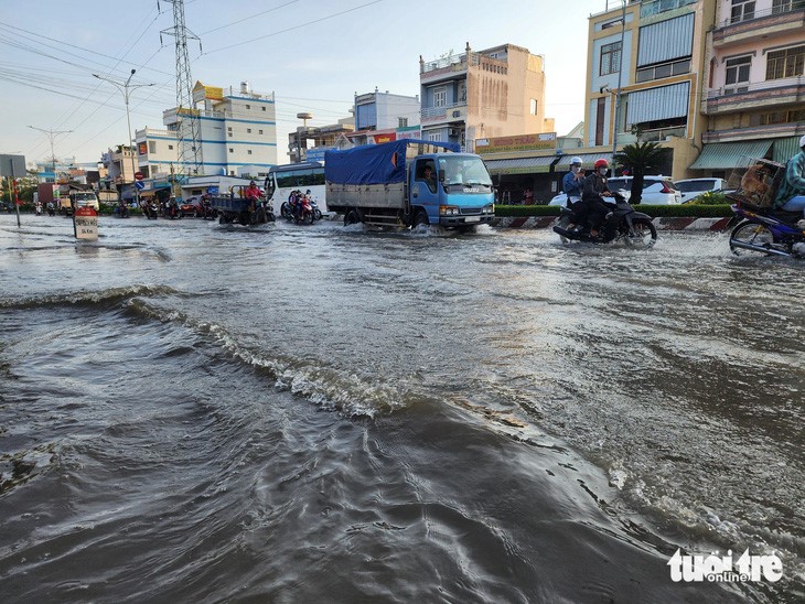 High tide inundates many streets in My Tho City. Photo: Hoai Thuong / Tuoi Tre