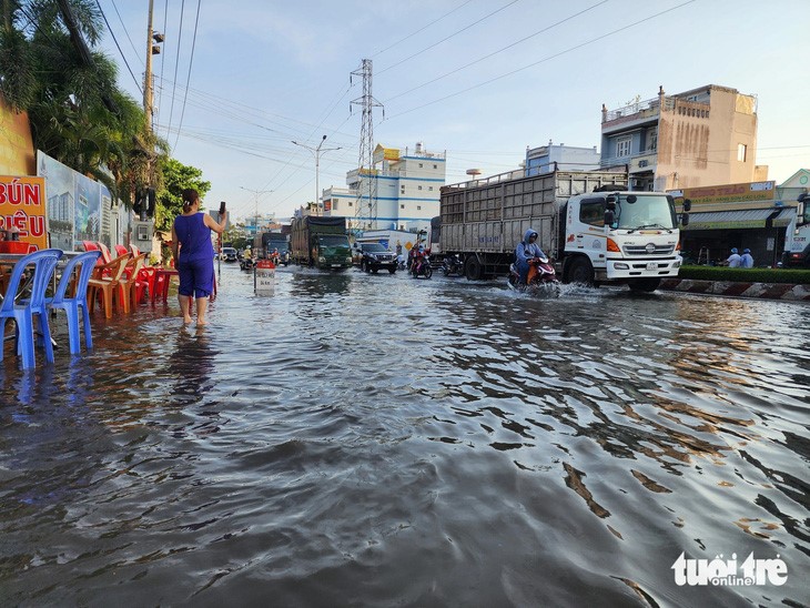 In the Trung Luong Intersection, floods caused by high tide cause immense challenges for commuters. Photo: Hoai Thuong / Tuoi Tre
