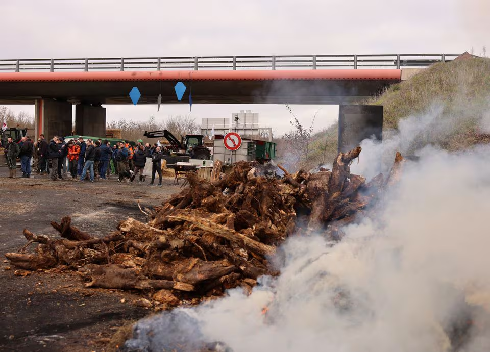 French farmers block the A20 highway with their tractors and hay bales to protest over price pressures, taxes and green regulation, near Montauban, south of France, January 24, 2024. Photo: Reuters