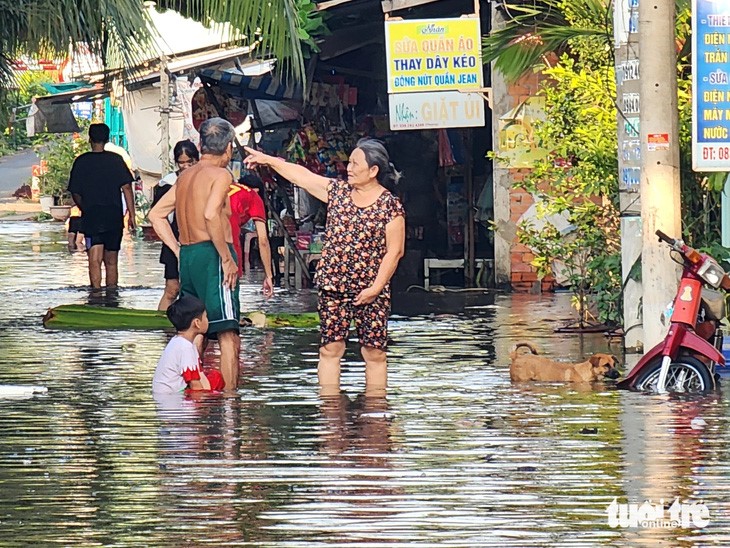 High tide inundates many houses in Ward 10, My Tho City. Photo: Hoai Thuong / Tuoi Tre