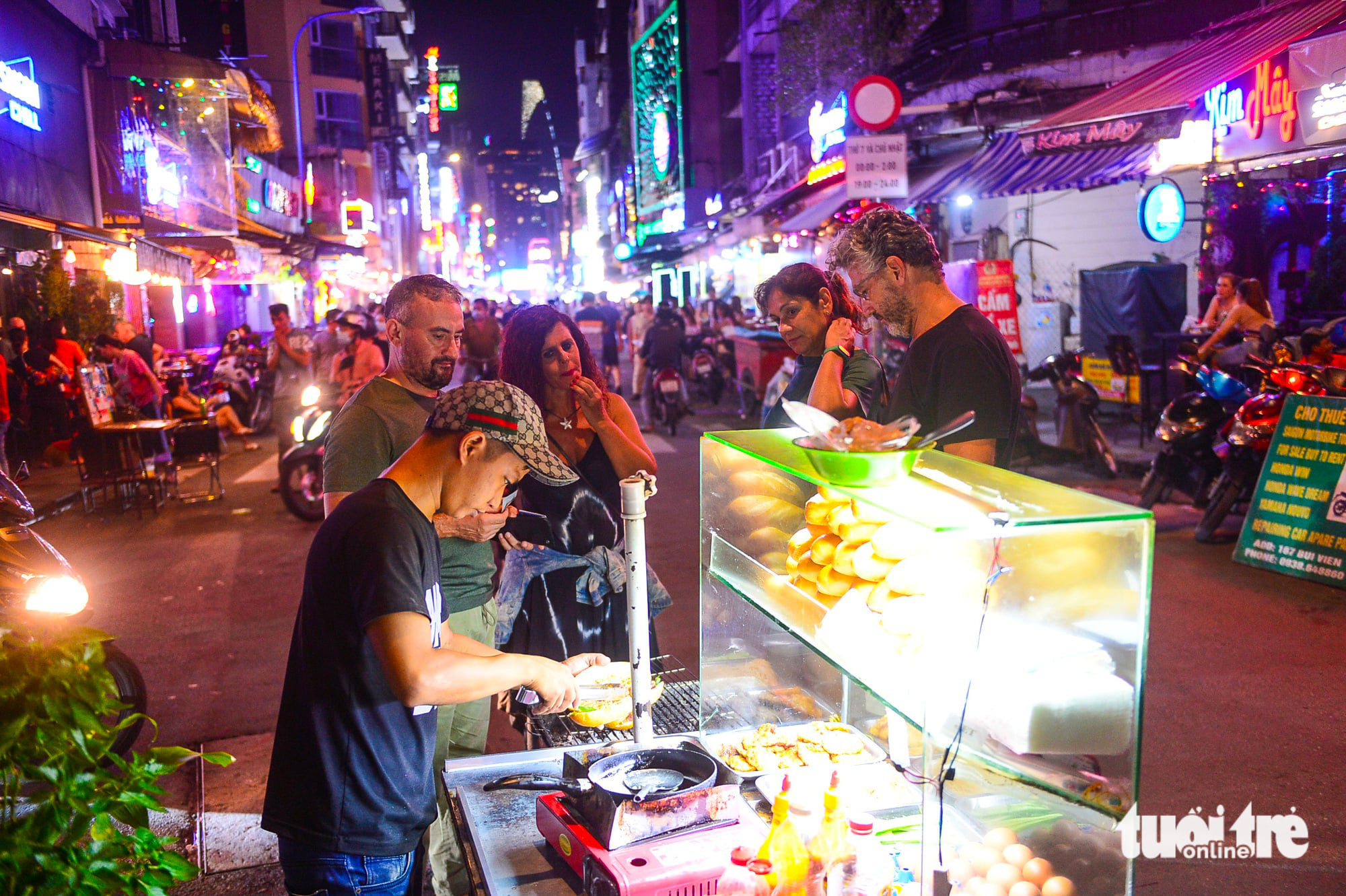Tourists buy banh mi at a stall in Ho Chi Minh City. Photo: Quang Dinh / Tuoi Tre