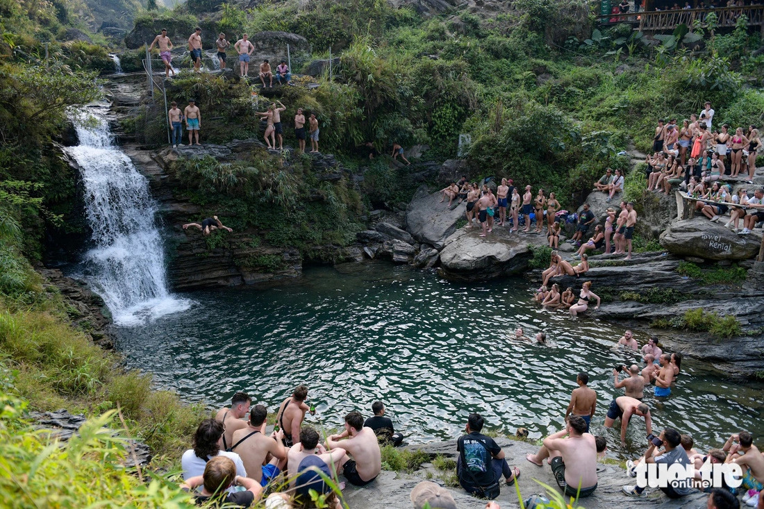 Du Gia waterfall in Vietnam’s Ha Giang Province enchants foreign travelers