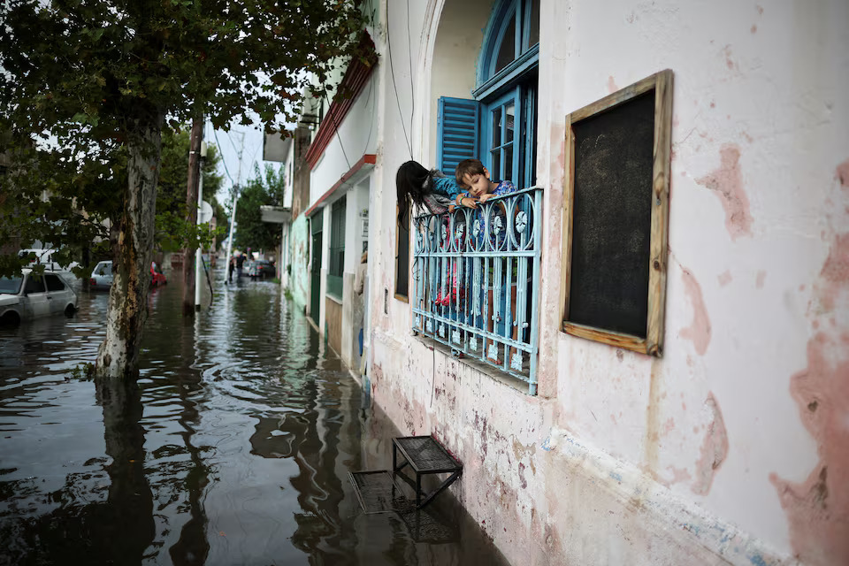 Children look out at floodwater, following heavy rains, in Avellaneda, in the outskirts of Buenos Aires, Argentina, March 12, 2024. Photo: Reuters