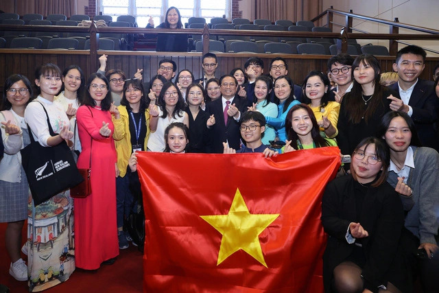 Vietnamese Prime Minister Pham Minh Chinh and Vietnamese students at Victoria University of Wellington pose for a group photo, New Zealand, March 11, 2024. Photo: VGP