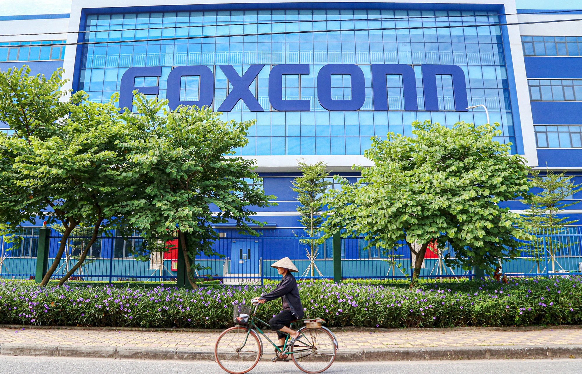Standing prominently in Bac Giang Province, the Foxconn Hong Hai plant, a global partner of Apple, symbolizes Vietnam's burgeoning role in the semiconductor industry. Photo: Ha Quan / Tuoi Tre.