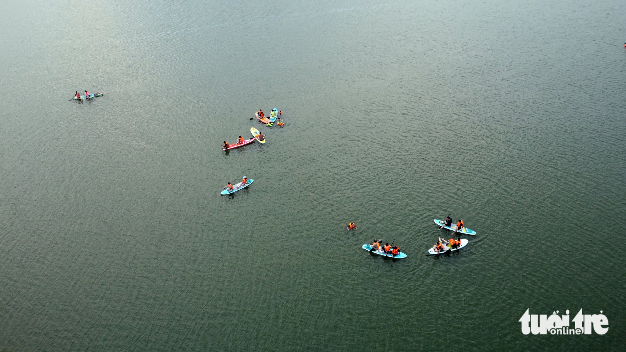 Tourists paddle on Tri An Lake in Dong Nai Province, southern Vietnam. Photo: A Loc / Tuoi Tre