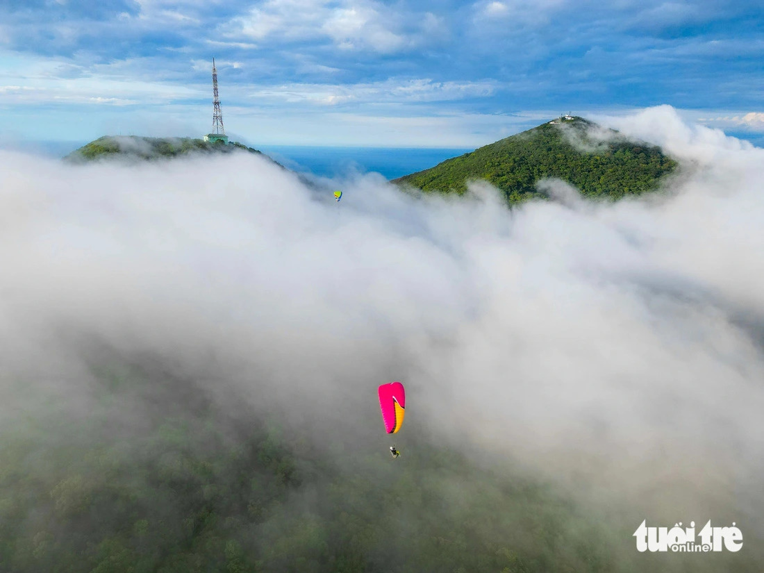 Paragliders fly among the fog and hills of the Son Tra Peninsula, Da Nang City, central Vietnam. Photo: Hong Huy / Tuoi Tre