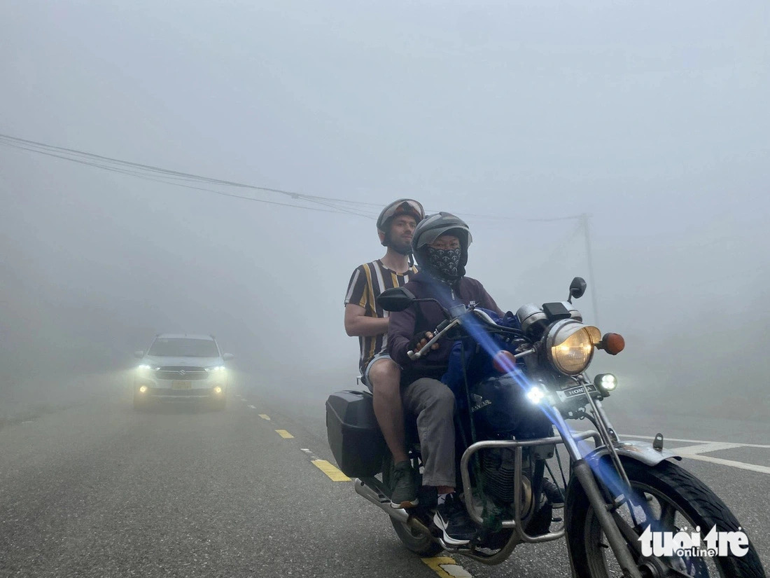 Cloud hunters in various transports travel up to Ban Co Peak, Son Tra Peninsula, Da Nang City, central Vietnam. Photo: Truong Trung / Tuoi Tre