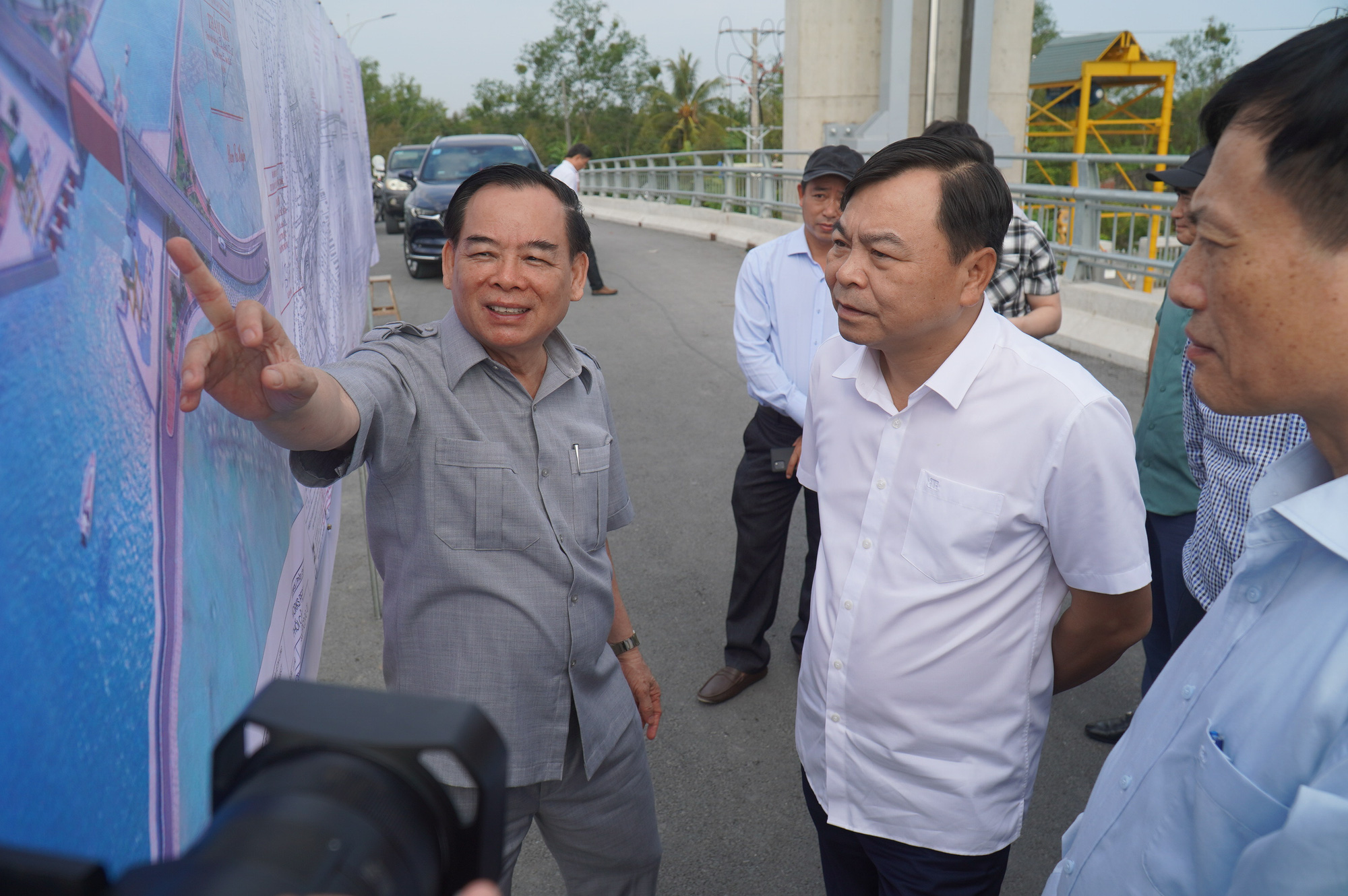 Tran Ngoc Tam (L), chairman of the People’s Committee of Ben Tre Province, discusses saline intrusion prevention measures with Deputy Minister of Agriculture and Rural Development Nguyen Hoang Hiep (C) during an inspection in Ben Tre Province on March 12, 2024. Photo: Mau Truong / Tuoi Tre
